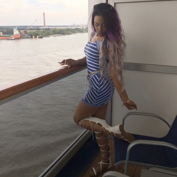 Blue and white dress with spiked shoulders - Picture 5 of 8